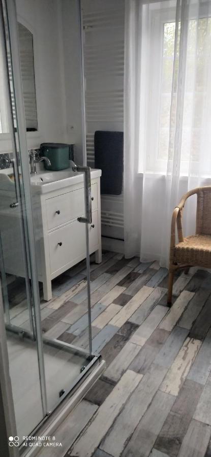 Logement Independant Attenant A Une Maison Dans Grand Jardin Retournac Luaran gambar
